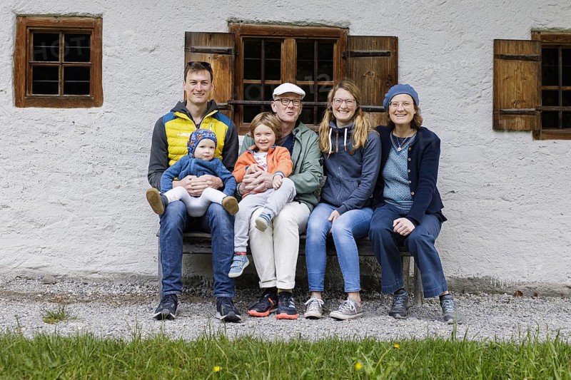 Subject: Family photo in front of a farmhouse, Murnau, 19.05.2023