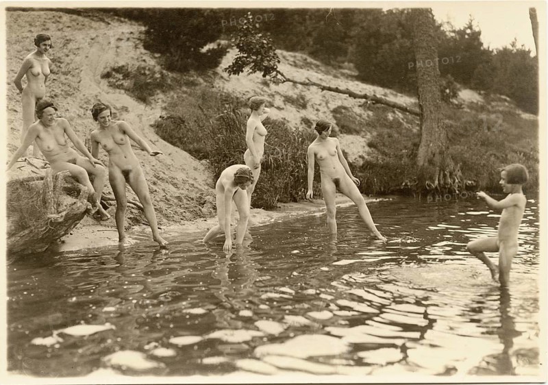 Motzener See, near Berlin, life reform, naturism, nudism, grace, group of naked woman on the riverbank in the midst of nature, Josef Bayer, around 1926