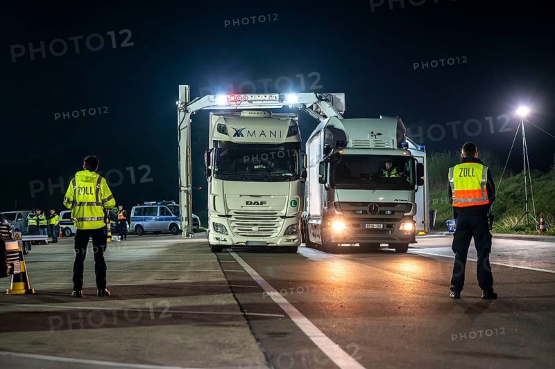 Customs X-ray inspection system, can X-ray entire trucks and check for hiding places, persons, drugs, joint inspection by customs and police, on the A3 motorway, towards Cologne, at the Stindertal rest area, focus inspection of smuggling, theft, drug and smuggling crime, customs violations and illegal tuning, North Rhine-Westphalia, Germany