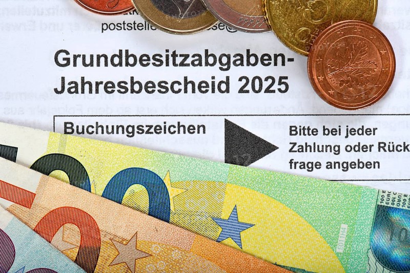 Property tax annual tax assessment 2025, symbolic image property tax reform, property tax, assessment, reform, tax assessment, tax office, banknotes, banknotes, EURO, coins, Baden-Württemberg, Germany