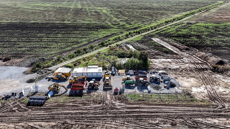Construction vehicles are parked at an access road under construction to the High Tech Park at the site of the planned Intel chip factory. Intel stops the construction of its chip factory in Magdeburg until further notice, 29/09/2024, Magdeburg, Saxony-Anhalt, Germany