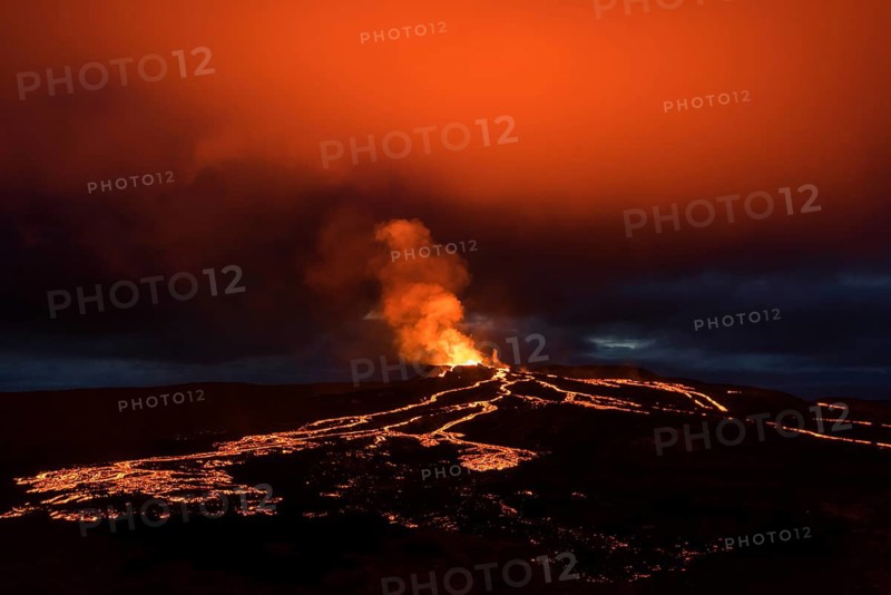 Lava spurting from crater and reddish reflection on cloud, lava flows, erupting volcano, Fagradalsfjall table volcano, Krýsuvík volcano system, Reykjanes Peninsula, Iceland