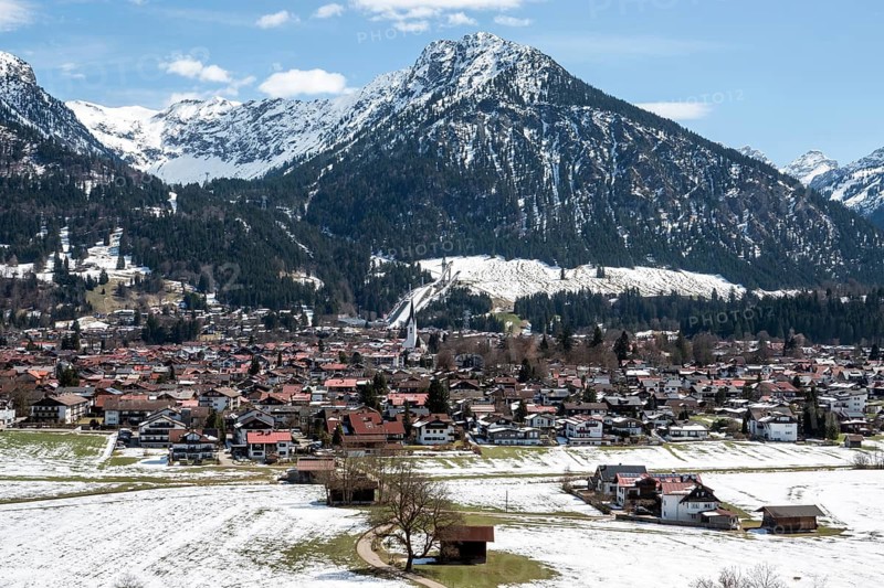 View of Oberstdorf in winter, mountains of the Allgäu Alps behind, Schattenberg, snowy landscape, Oberallgäu, Allgäu, Bavaria, Germany