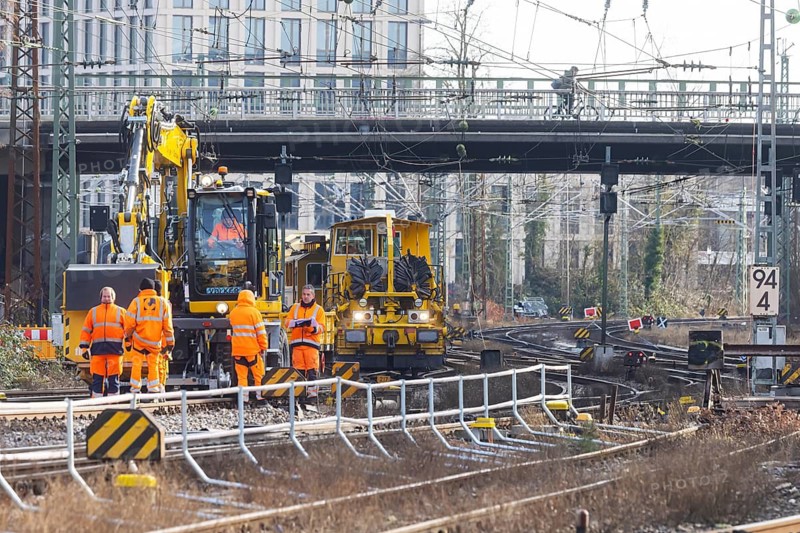 Construction work at Ulm Central Station: Until January 19, 2026, there will be no long-distance trains, regional trains will be restricted. The reason is work on the new electronic signal box. A challenge for 40, 000 travelers who use Ulm Central Station every day. Ulm, Baden-Württemberg, Germany