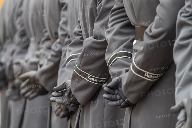 In front of the Semper Opera, the Bundeswehr bids farewell to around 700 young officers who, after four and a half months of intensive training, are taking the next step on their way to becoming military executives. With military ceremonies, solemn music from the Erfurt Air Force Music Corps and a guest of honor from the first vice president of the Saxon State Parliament Ines Saborowski. Invasion of training inspections, Dresden, Saxony, Germany