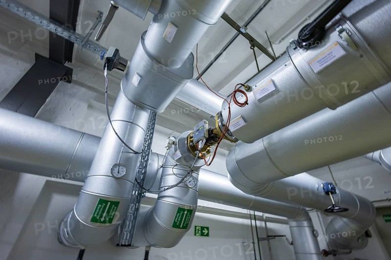 The state capital Dresden and SachsenEnergie have commissioned a digitally controlled district heating network with a modular large heat pump in Dresden-Friedrichstadt. The plant uses environmental heat and, thanks to intelligent control, feeds it into the district around Behringstraße as needed. Each year, around 2, 100 megawatt hours of renewable heat are to be transferred to Dresden's district heating network and save around 273 tons of CO2. Wärmeverteilstation, Dresden, Saxony, Germany