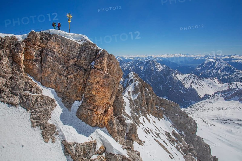 Summit cross with mountaineers on the Zugspitze summit 2962m with historic Munich house, Garmisch-Partenkirchen, Loisachtal, Werdenfelser Land, Upper Bavaria, Bavaria, Germany