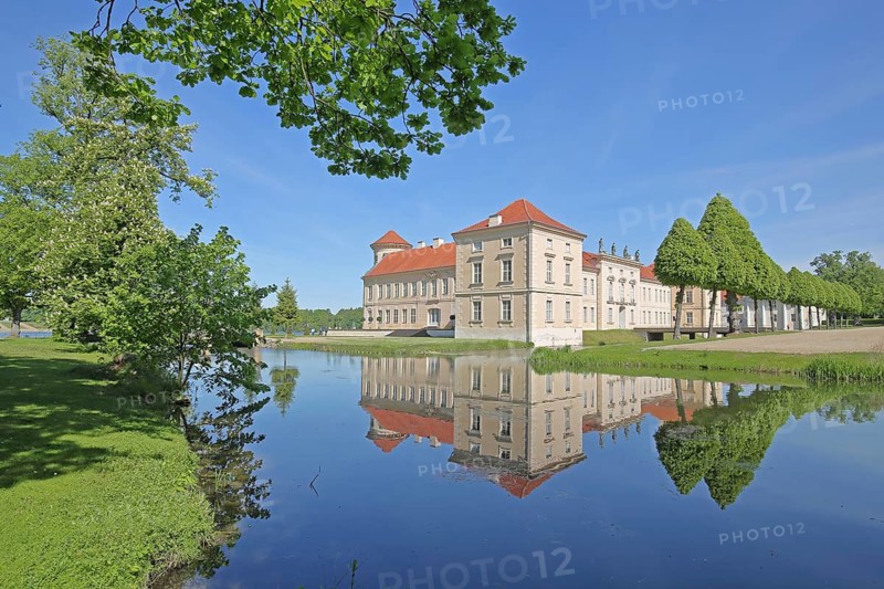 Renaissance castle built in 1566 with reflection in the Rhine, castle, Rheinsberg, Ruppiner Switzerland, Ruppiner Land, Brandenburg, Germany