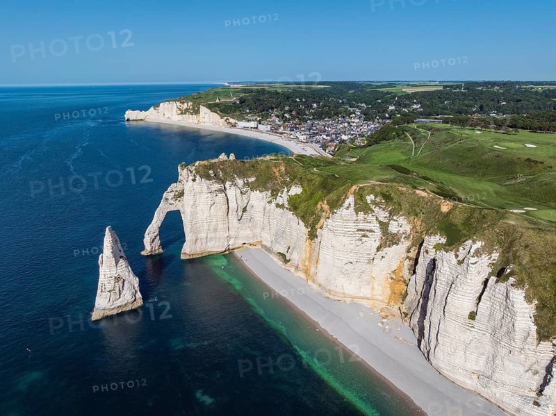 Aerial view of the Porte d'Aval rock gate with the free-standing Aiguille d'Étretat rock pin, well-known sights and natural beauty on the chalk coast with the distinctive rock pin, behind it the holiday resort of Étretat with the swimming beach, on the horizon the Falaise d'Amont cliffs, right on the cliffs of the Golf d'Étretat golf course founded in 1908, Alabaster Coast, La Côte d'Albâtre, Kreie Defelsen, English Channel, Seine-Maritime, Normandy, France