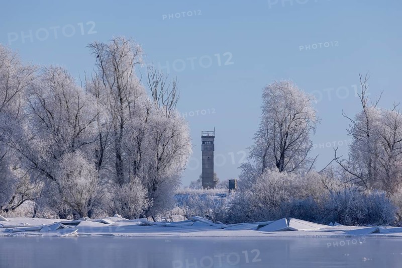 Former GDR watchtower, ice floes, trees, wintery Elbe near Neu-Bleckede, Lower Saxony, Germany