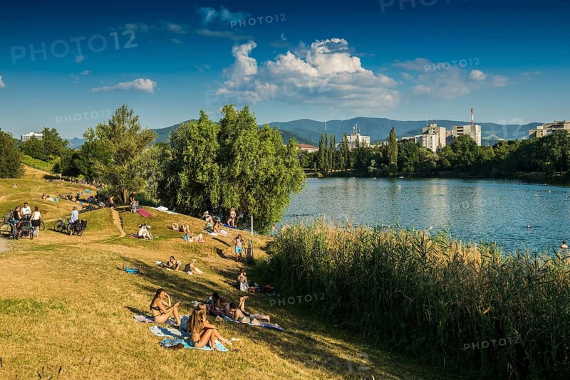 People on and in the lake, Flückiger See, lake park, bathing in the city, heat, heat wave, climate change, Dreisam, Freiburg im Breisgau, Black Forest, Baden-Württemberg, southern Germany, Germany