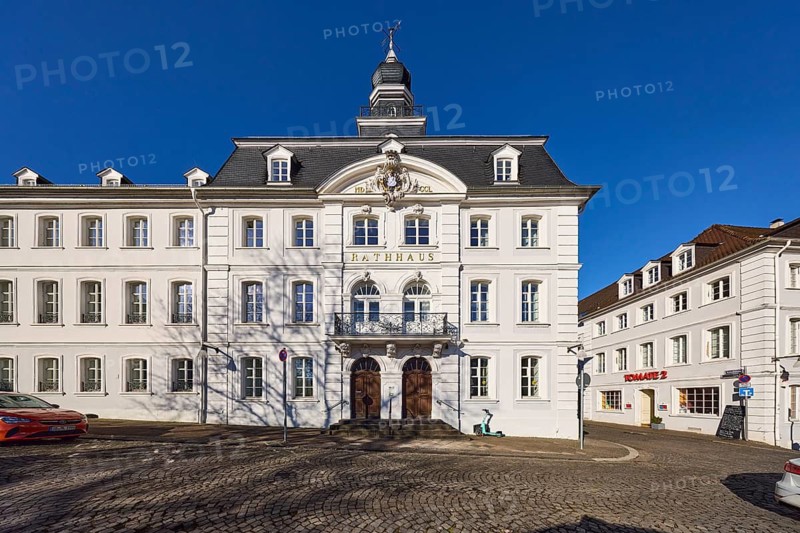 Historic town hall, entrance, staircase, balcony, architect Friedrich Joachim Stengel, baroque architectural style, cobblestone street, blue sky, cloudless, intersection of Schlossplatz and Schlossstraße, Saarbrücken, state capital, regional association Saarbrücken, Saarland, Germany