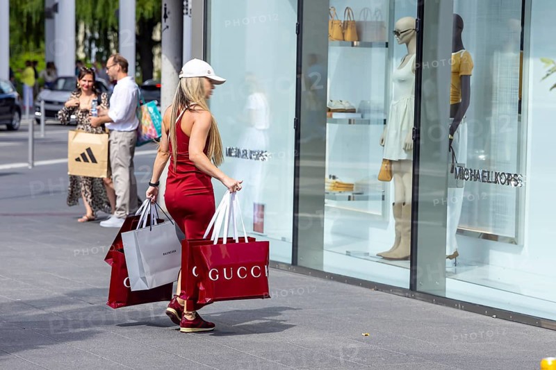 Shopping in Outletcity Metzingen. The 500 premium and luxury brands focus on clothing, but also offer beauty and home products. Outletcity AG around Hugo Boss is the first and one of the largest outlet locations in Germany. Gucci shopping bag. Metzingen, Baden-Württemberg, Germany