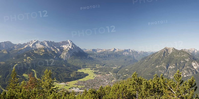 Panorama from Wank, 1780m, onto the Wetterstein Mountains with Alpspitze 2628m, Jubiläumsgrat and Zugspitze 2962m, Werdenfelser Land, Upper Bavaria, Bavaria, Germany