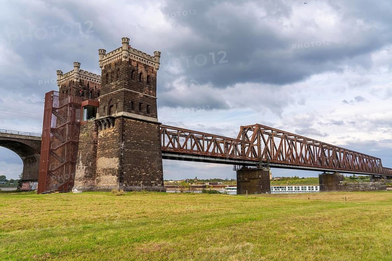 The railway bridge Duisburg-Hochfeld-Rheinhausen, over the Rhine, regional trains and many goods trains cross the Rhine here, from 1950, steel truss bridge, Duisburg, North Rhine-Westphalia, Germany