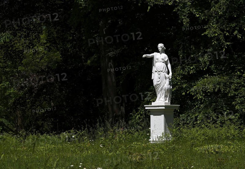 Statue of the goddess of hunting, hunting goddess Diana made of sandstone, Diana Grove, Wörlitzer Park, Wörlitz, Oranienbaum, Saxony-Anhalt, Germany
