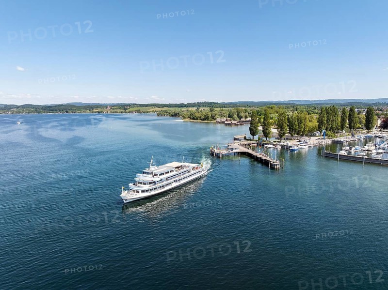 Luftbild vom Schiffanleger, Hafen von Unteruhldingen mit dem Passagierschiff, Kursschiff, Ausflugsschiff MS Stuttgart der Bodensee-Schiffbetriebe, auch BSB, Bodenseekreis, Bodensee, Baden-Württemberg, Deutschland