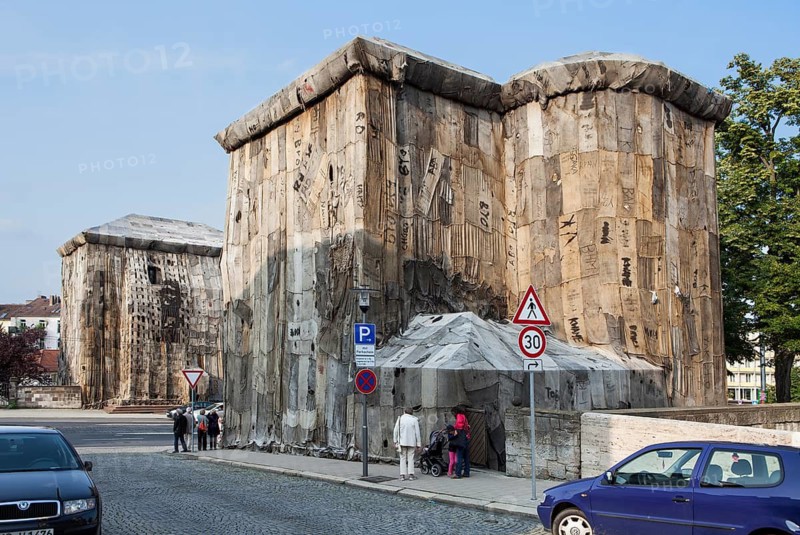 Torwache wrapped with old jute sacks, Check Point Sekondi Loco, by artist Ibrahim Mahama, documenta 14 exhibition, 2017, Kassel, Brüder-Grimm-Platz, Wilhelmshöher Allee, Germany