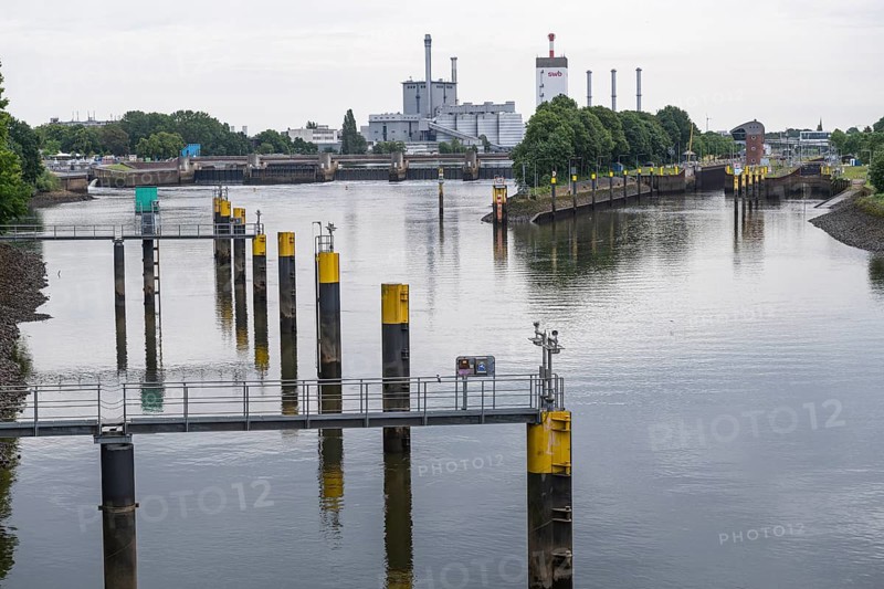 The Hanseatic City of Bremen on the River Weser, with the lock (right) and the Weser weir (left), as seen from the Karl-Carstens Bridge: jetty, dolphins, riverbank, in the background, swb Erzeugungs GmbH, the Hastedt combined heat and power plant, electricity supply companies, business, industry, Germany