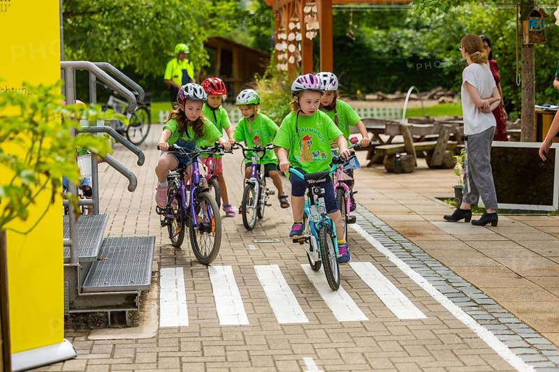 The BAUMHAUS daycare centre in Dresden with its focus on nature education. However, the good transport links pose some complex challenges for the future schoolchildren. Through targeted exercises, role-playing games and joint walks with their teachers, the children can develop a feeling for safe behaviour on the streets. Once a year, community police officers teach the pre-school children the most important traffic rules in a playful way. The children are sensitised to assess dangers as independently and early as possible and to develop a certain mindfulness in road traffic. The official acceptance of the self-designed road markings in the outdoor area of the daycare centre by the Dresden police department, as well as the first driving manoeuvres in the area under the critical eyes of the police officers, was a great highlight for the children, Dresden, Saxony, Germany