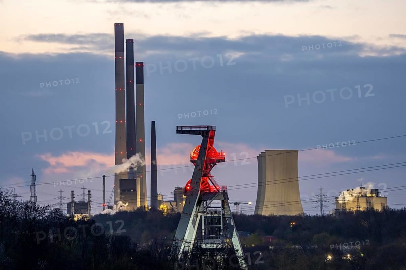 Backdrop of the UNIPER Scholven power plant, in the north of Gelsenkirchen, the former coal-fired power plant was once the most powerful in Germany, the coal blocks were shut down, 2 are still considered systemically relevant and will remain as a reserve for peak load periods until 2031, a new gas power plant has been built there and is to be converted to hydrogen in the future, produces not only electricity but also district heating, the former Steinkohlenzeche Hugo Schacht 2, North Rhine-Westphalia, Germany