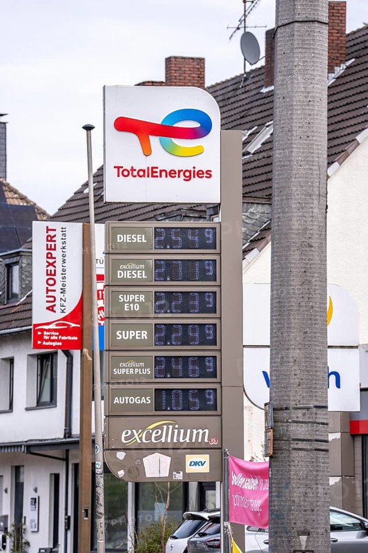Highest level of fuel prices so far, diesel fuel has reached the mark of 2.54€ per liter, here at a TotalEnergies filling station, on Frankenstraße in Essen, after the one-time price increase per day at twelve o'clock, photographed at 12:58 p.m., North Rhine-Westphalia, Germany