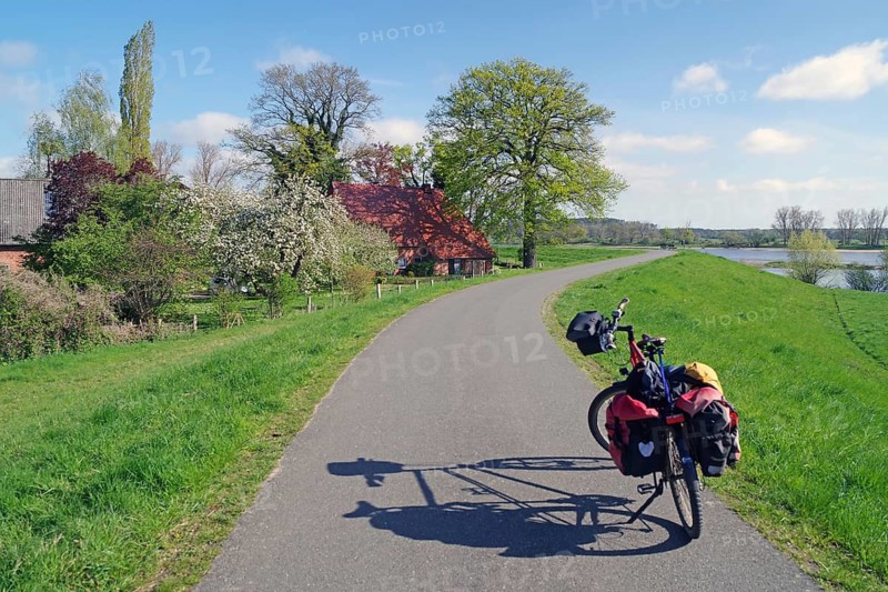A packed bike on a rural path along a river, bicycle tourism, dyke, Elbe cycle path, Elbe, Damnatz, Wendland, Lower Saxony, Germany