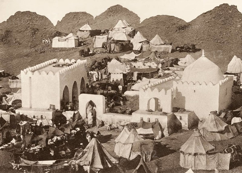 The tents of pilgrims during the Hajj near the tomb of Sittana Mèymunah, Mecca, Saudi Arabia, 19th century
