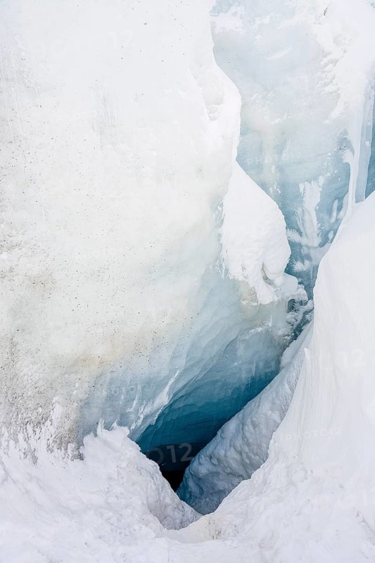 Entrance to the ice cave, Glaciar Vinciguerra, Ushuaia, Tierra del Fuego Province, Argentina, Tiefe Gletscherspalte mit klarem, eisigen Weiß und Blau, Argentinien