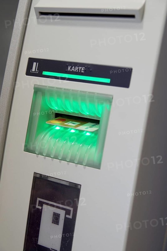 ATM, Girocard, card slot, withdraw money, Volksbank, Germany, A bank card is in the ATM slot and should now be removed