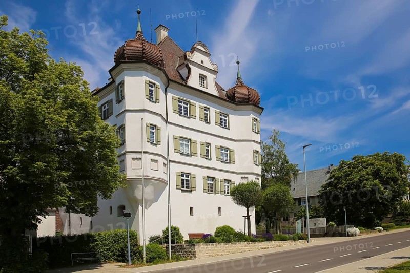 Bernstadt Castle, today municipal administration and local history museum, symmetrical baroque building, historical building, architecture, white facade, windows, turrets, shutters, roof tiles, alleyway, Schmiedgasse, Bernstadt, Baden-Württemberg, Germany