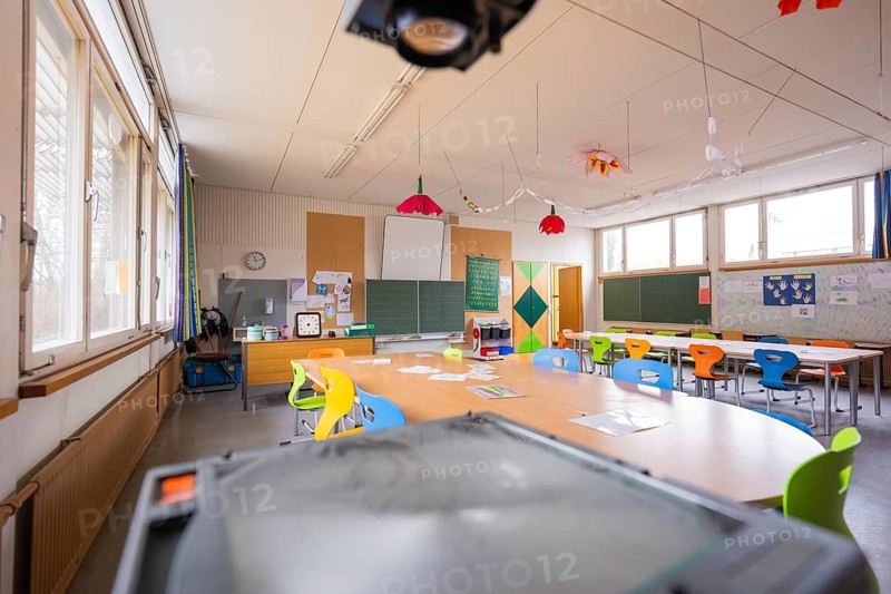 Bright, colorful classroom with tables, chairs and decorative elements, a quiet atmosphere, homework supervision, Schlehengäu Grund Schule Gechingen, Calw district, Germany