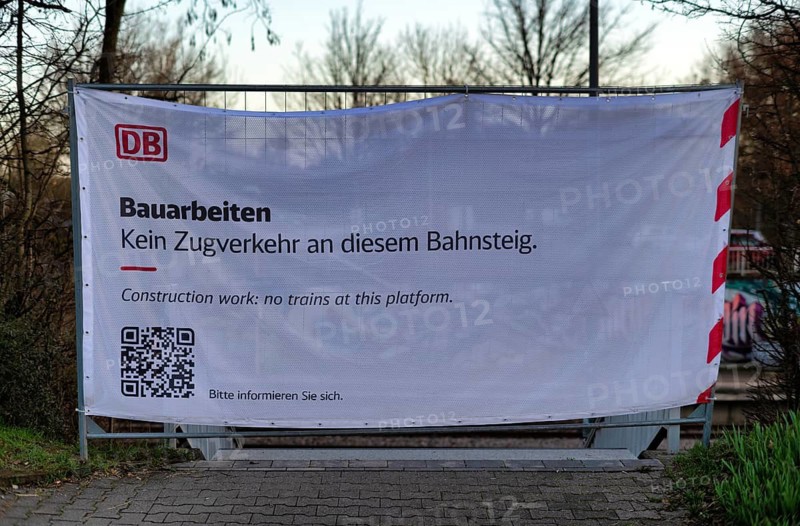 Poster, closure of access to the Stuttgart Sommerrain platform, work on the railway line, implementation of digital nodes between Waiblingen and Bad Cannstatt, line closure, construction site, for underground railway project Stuttgart 21, S21, main station, stop, Stuttgart, Baden-Württemberg, Germany