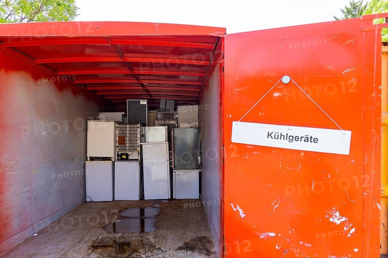 Pilot project on waste prevention and reuse launched. Reuse instead of throwing away: From June 2022, Dresdeners will be able to hand in usable goods and old electrical appliances that they no longer need themselves at two recycling centres. This is a sustainable way to give things a second life. This pilot project will initially run until autumn 2023. Refrigerator container