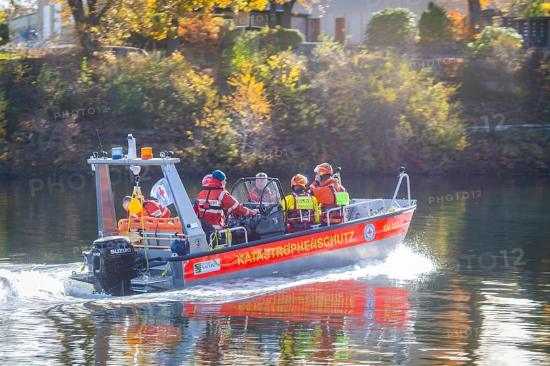 Helicopter-based water rescue by DRK Wasserwacht together with the Federal Police at the Malter dam. Floods and heavy rain events repeatedly haunt Saxony and other federal states. One lesson from the last major flood in 2013 was that cooperation between helicopter crews and volunteer water rescuers must be practiced regularly. Such an exercise at the Malter dam takes place together with the Federal Police, which provided the helicopter. The volunteer air rescuers from Wasserwacht, DLRG and the fire department come from Saxony, Berlin, Brandenburg and Saxony-Anhalt, Malter, Saxony, Germany