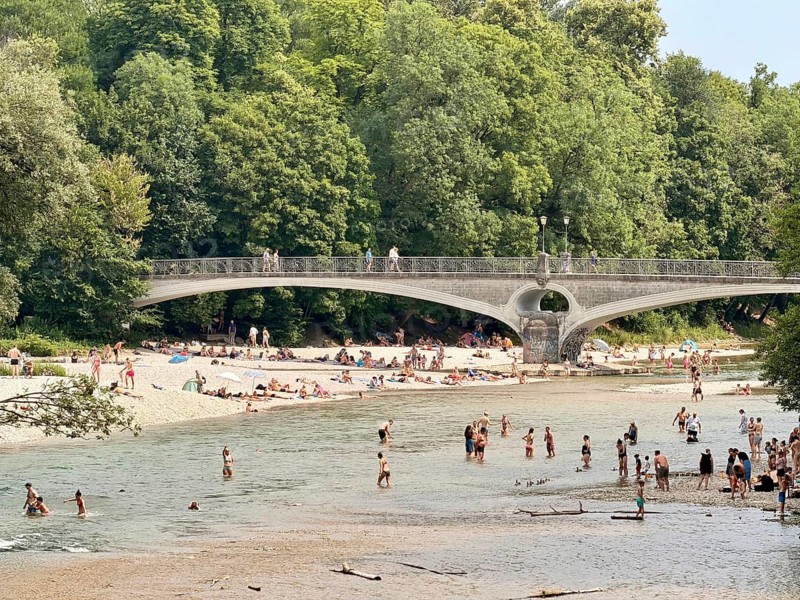 People bathing in the city, heat wave in summer, urban bathing in the river Isar, Munich, Germany