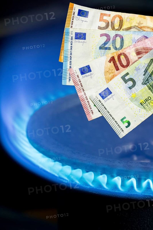 Symbolic image, gas cooker, gas flame, gas price, gas price increase, energy, energy costs, banknotes, euro