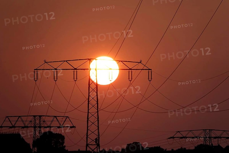 Transmission of energy with high-voltage lines, symbolic image for the energy transition, evening sun, Germany
