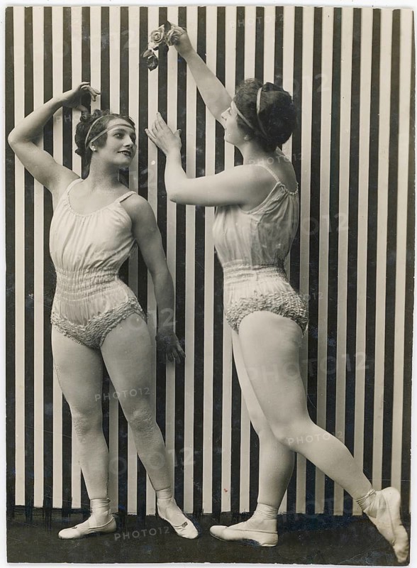 Dance, variety show, art nouveau, leotard, grace, twenties, two woman in dance poses against a striped background in gymnastic clothes, around 1920