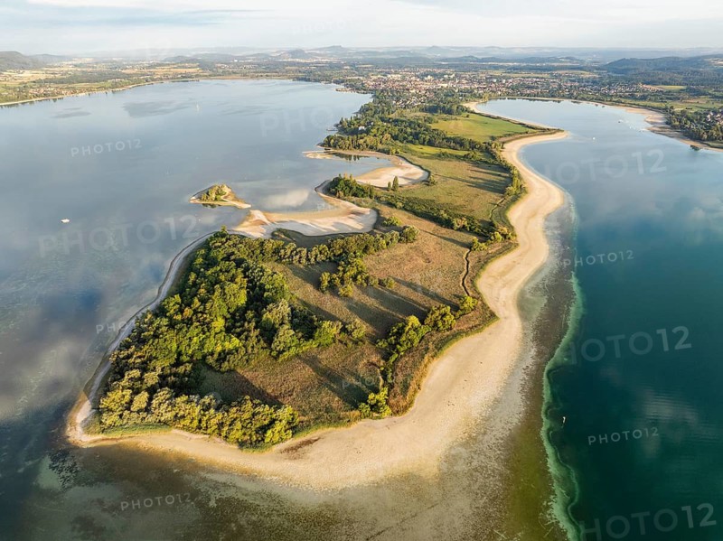 Aerial view of the Mettnau peninsula near Radolfzell on Lake Constance at historic lows, low tide at water level 286 cm, on the horizon the town of Radolfzell and the Hegauberge Mountains, Konstanz district, Baden-Württemberg, Germany
