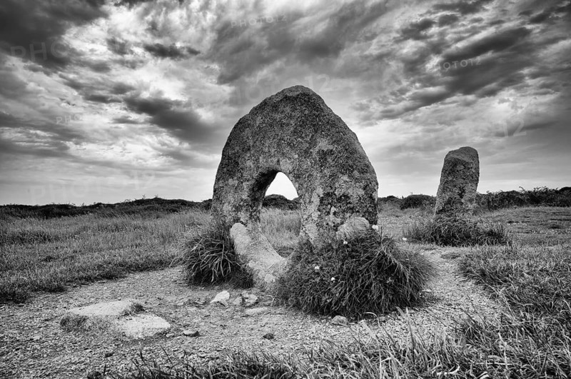 Megalithic formation Mên-an-tol, Lochstein, menhir, also Crick Stone or Devil's Eye, Morvah, Madron, black and white, Cornwall, England, Great Britain, Great Britain