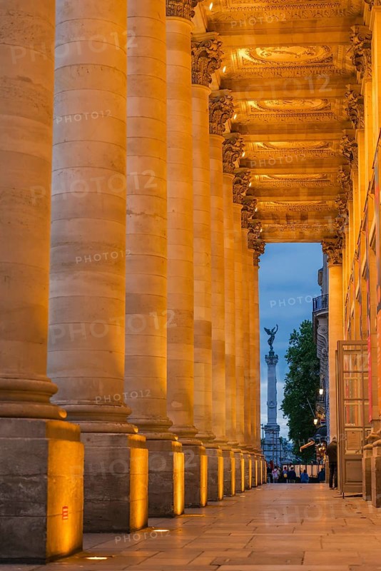 Evening with a view of the monument aux Girondins from the opera house, Bordeaux, Gironde, France