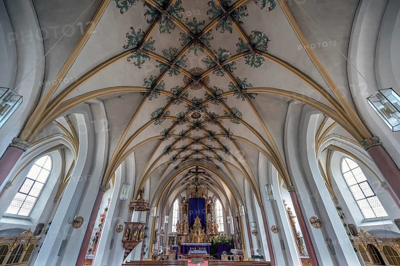 Interior with Gothic mesh vault and high altar, Holy Trinity parish church, founded in 1364, Kösslarn, Marktplatz 35, Lower Bavaria, Germany