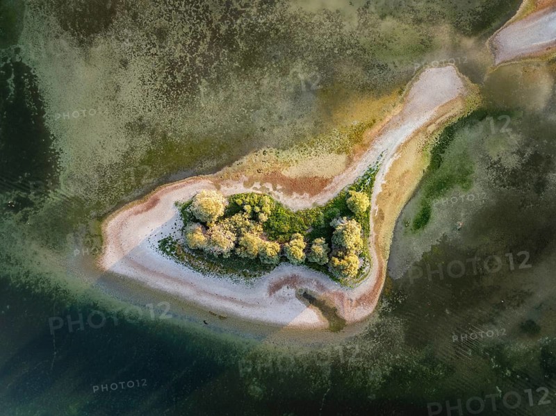Aerial view, top-down view of Love Island, near the Mettnau peninsula at historic lows, low tide at water level 286 cm, on the horizon the town of Radolfzell and the Hegauberge Mountains, Konstanz district, Baden-Württemberg, Germany