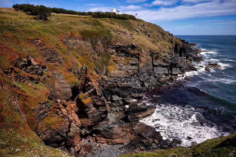 Lighthouse and Foghorn Lizard Lighthouse, Overgrown Cliffs, Lizard Point Biosphere Reserve, Lizard Bay, Polpeor, Cornwall, England, Great Britain, Great Britain