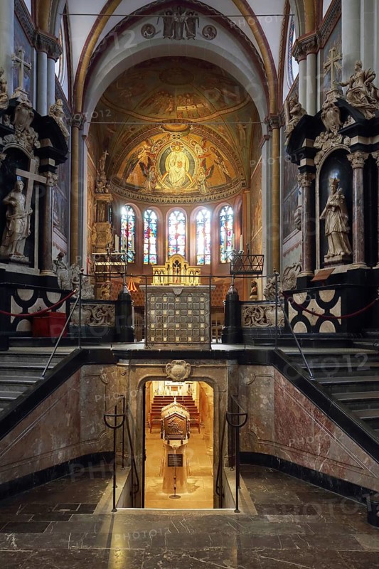 Altar room and entrance to the crypt with shrine, interior view, Bonner Münster, Münsterplatz, Center, Bonn, North Rhine-Westphalia, Germany