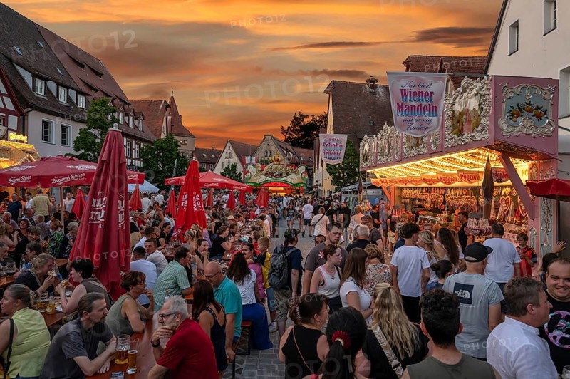 Visitor and candy stand at the Laufer City Festival, evening sky, Lauf an der Pegnitz, Middle Franconia, Bavaria, Germany
