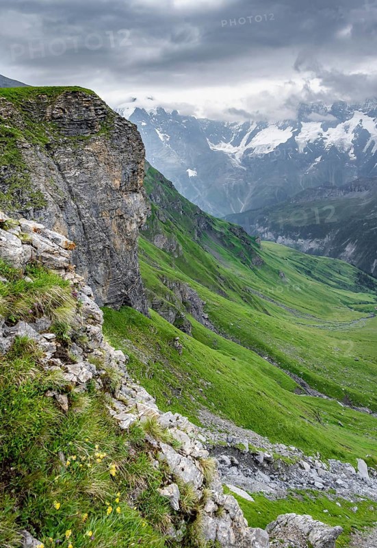 View of a green high valley and steep mountain peaks, cloud-covered mountain landscape, Rote Härd, Bernese Alps, Bernese Oberland, Switzerland