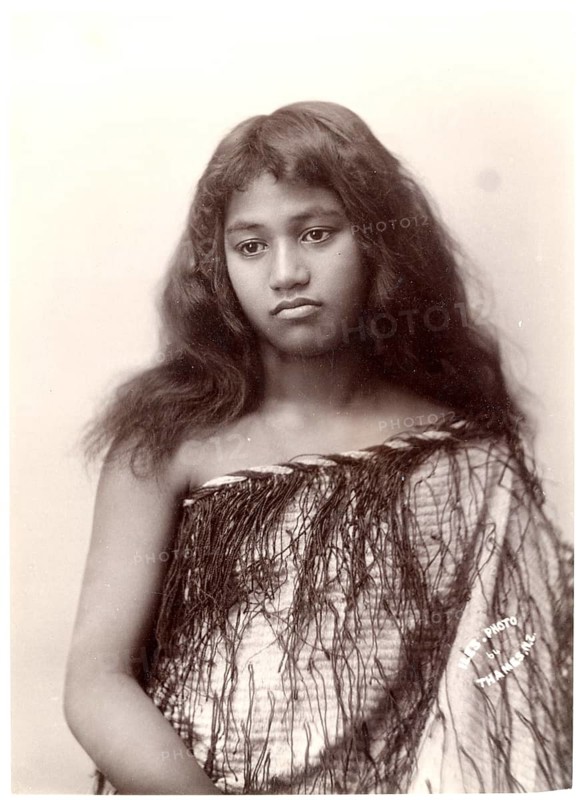 Maori, girl, New Zealand, indigenous people, indigenous people, portrait of a young woman with traditional clothing and long hair, calm expression, Arthur James Iles, around 1910