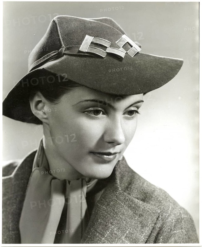 Fashion, fashion photo, elegance, portrait of a stylishly dressed lady with hat and elegant expression, vintage fashion, Dr. Peter Weller, around 1935